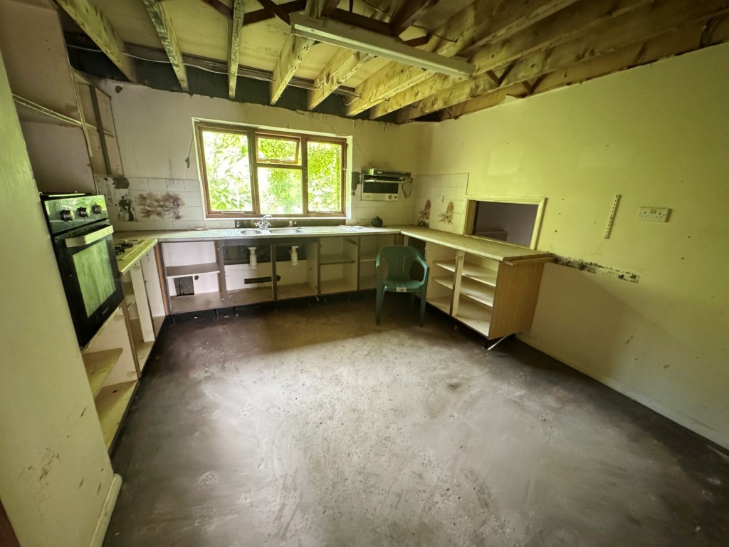 Lot: 147 - DETACHED TWO STOREY DWELLING IN ALMOST ONE ACRE WITH POTENTIAL - Kitchen-dining room